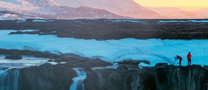 Deux personnes sur une falaise de glace