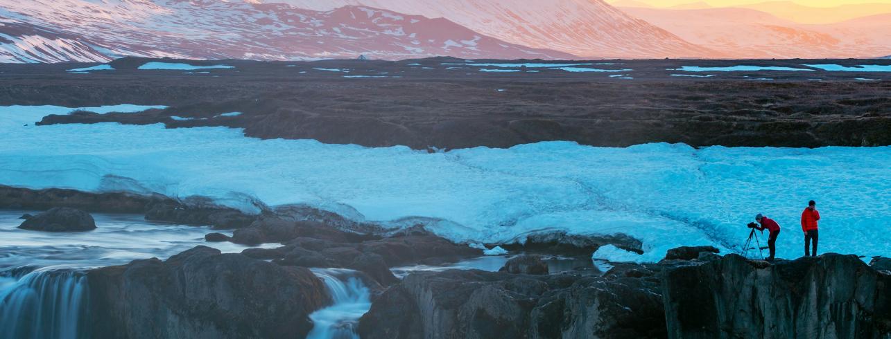 Deux personnes sur une falaise de glace